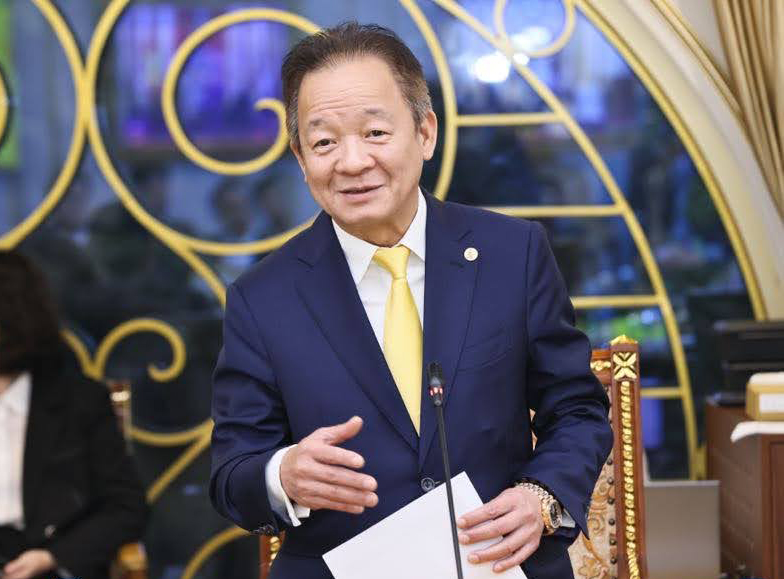Bầu Hiển lấn sân hàng không