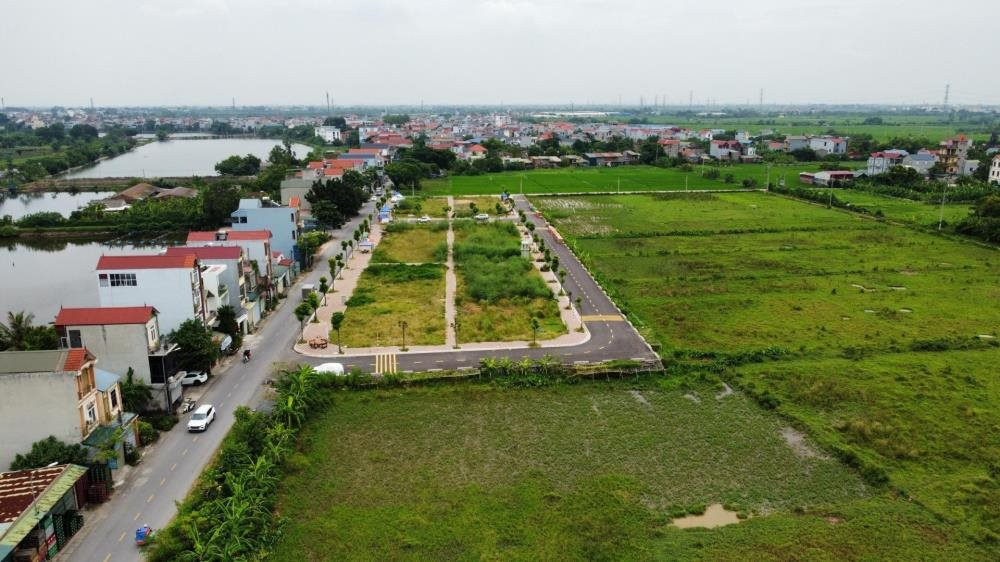 Chỉ là đồng cỏ mênh mông, tại sao nhà đầu tư vẫn tranh mua đất vùng ven?