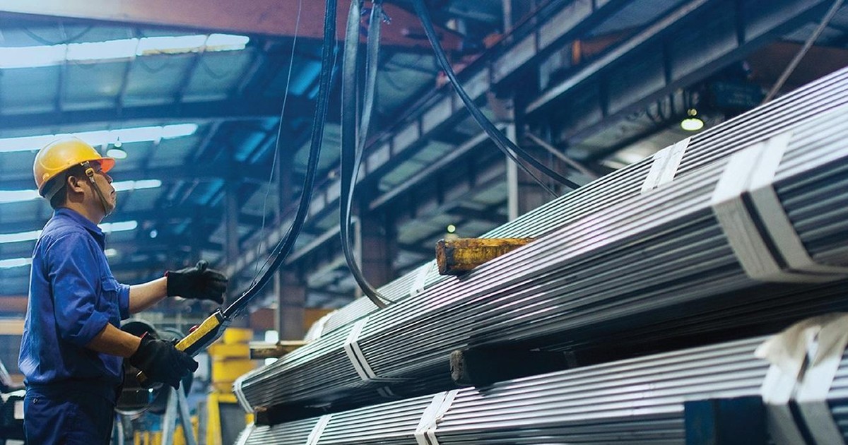 Giá thép thế giới bật tăng, cổ phiếu Hòa Phát, Nam Kim, Hoa Sen đua nhau "xanh tím"