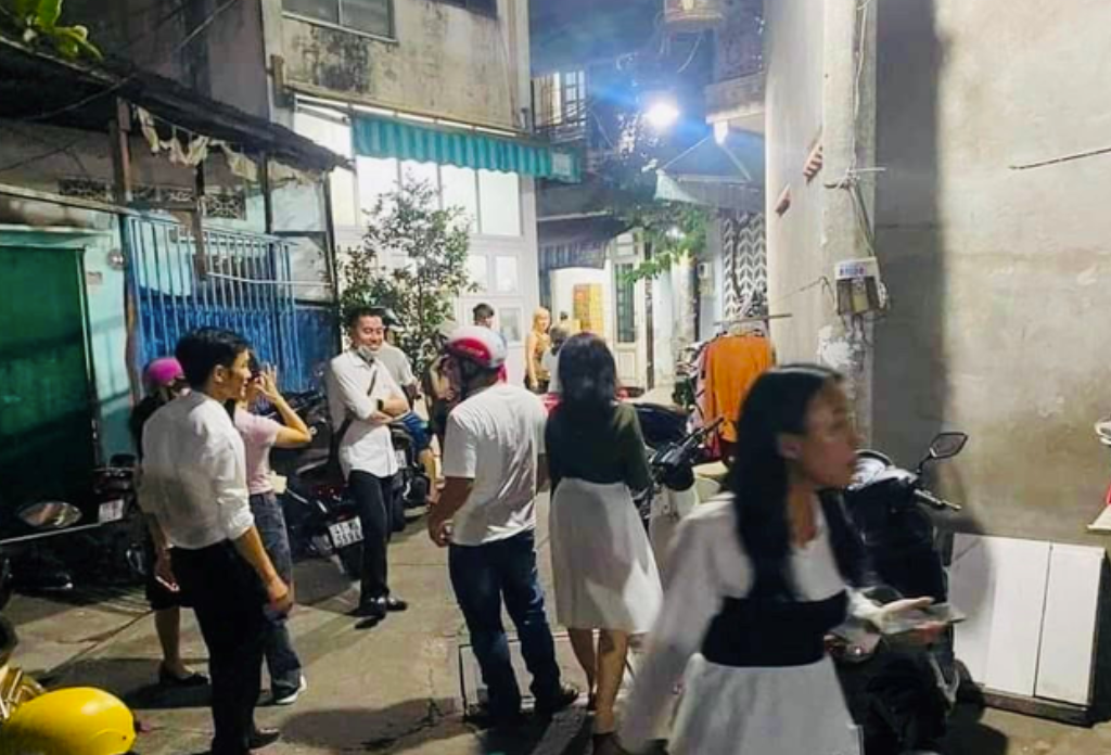 Nửa đêm vẫn “đội mưa” đi mua nhà: Ưng ý là ‘xuống tiền’ ngay, không nhanh người khác mua mất!