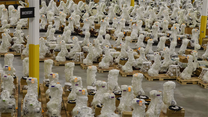 Kinh tế khó khăn, đến robot cũng thất nghiệp, doanh nghiệp ‘quay xe’ thuê người làm