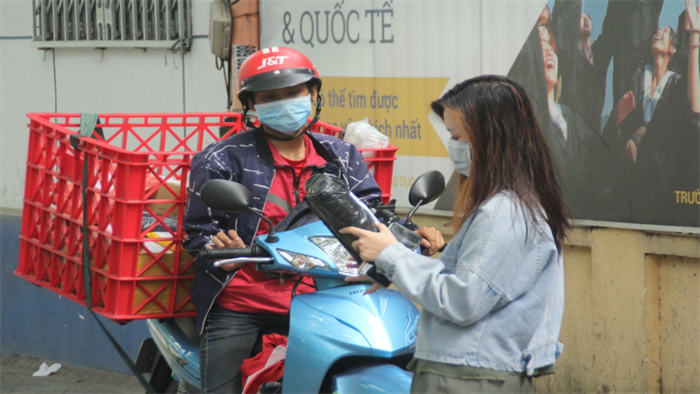 Truy cập vào đường link lạ do shipper gửi, người phụ nữ 66 tuổi mất gần 100 triệu đồng