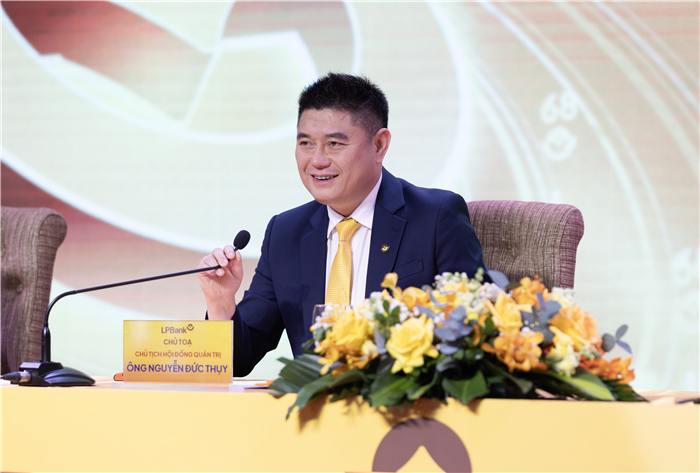 Chủ tịch LPBank Nguyễn Đức Thụy: Phấn đấu năm sau chia cổ tức tỷ lệ trên 20% Chủ tịch LPBank Nguyễn Đức Thụy: Phấn đấu năm sau chia cổ tức tỷ lệ trên 20%