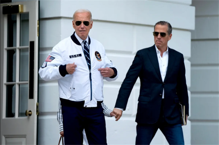 Tổng thống Mỹ Joe Biden bất ngờ ân xá cho con trai