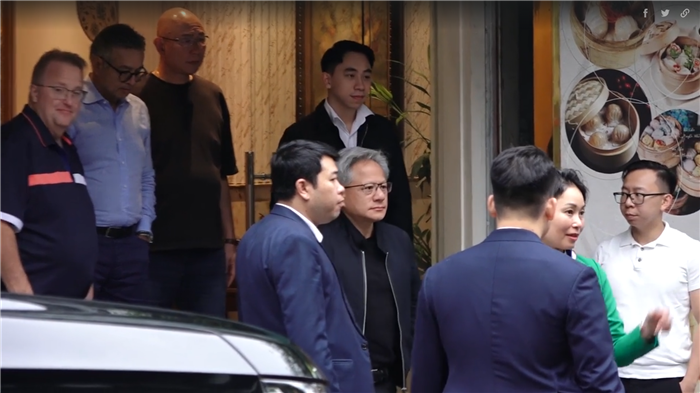 Ông chủ Nvidia đi ăn phở Bát Đàn: Thấp thoáng bóng hai con trai ông Phạm Nhật Vượng, có cả Chủ tịch VinFast Lê Thị Thu Thủy