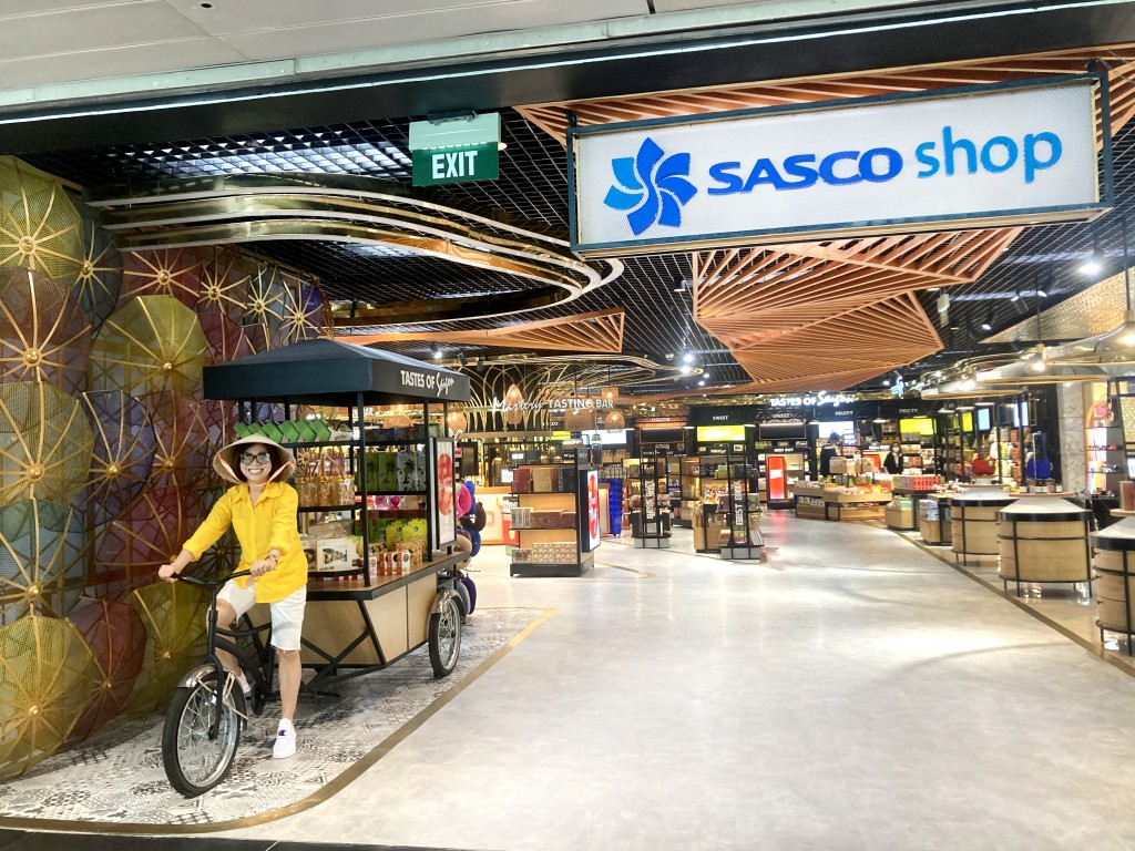 Sasco của 'vua hàng hiệu' Jonanthan Hạnh Nguyễn báo lãi ròng quý II giảm 9%, có hơn 750 tỷ đồng gửi ngân hàng